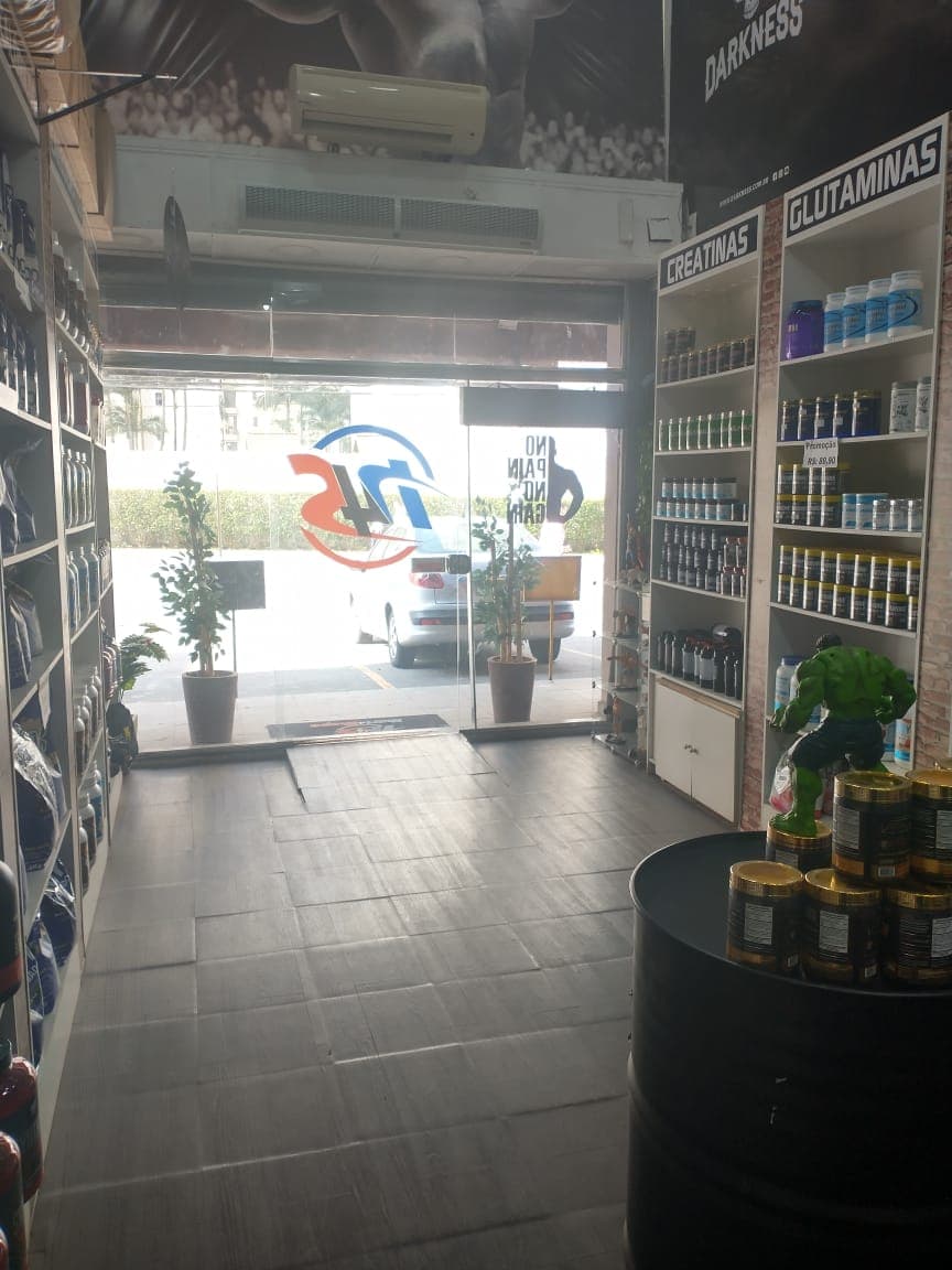 Entrada da Nutri4Shape com prateleiras de Creatinas e Glutaminas e logo N4S estampado na vitrine